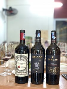 Rượu Vang Bricco LEO Primitivo Puglia có màu đỏ hồng ngọc đậm đặc rất quấn hút. Hương thơm ngọt ngào, tươi mát