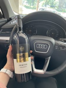 Rượu Vang Gran Appasso Primitivo 16 độ Hảo Hạng có màu đỏ ruby với phản chiếu ánh tím. Trên ly, chúng thể hiện một hương thơm đa dạng