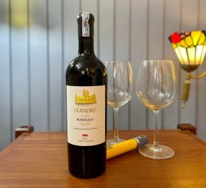 Rượu Vang Leandre Red Blend có màu hồng ngọc đậm. Hương thơm tinh tế của rượu quyến rũ với các sắc độ của bánh mì nướng