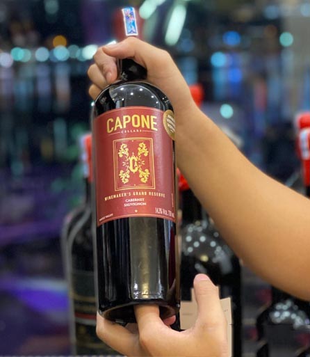 Rượu Vang Chile Capone Grand Reserve Cabernet Sauvignon  mang phân hạng Gran Reserva, dòng rượu cao cấp của Chile có màu tím đậm