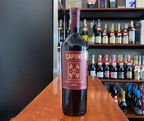 Rượu Vang Chile Capone Grand Reserve Cabernet Sauvignon có vị chua chua, giống như quả mọng, có vị chua cay đến tận sâu trong dư vị mượt mà