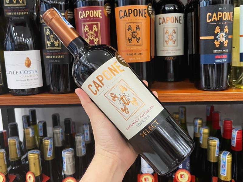 Rượu Vang Chile Capone Selected Cabernet Sauvignon có vị chua chua, giống như quả mọng, có vị chua cay đến tận sâu trong dư vị mượt mà