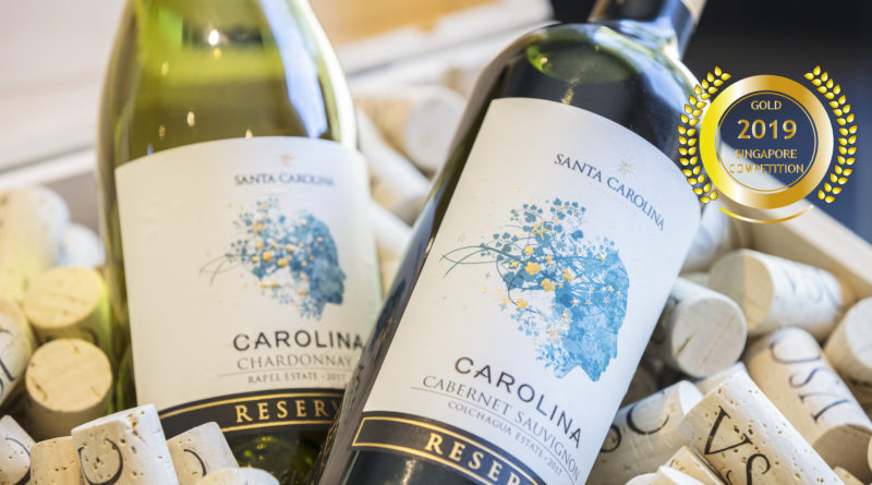Vang Trắng Santa Carolina Reserva Chardonnay 2018 là sản phẩm nổi bật của nhà sản xuất rượu vang nổi tiếng của Chile có tên Santa Carolina