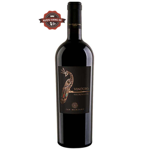 Rượu Vang Ý Vindoro Negroamaro 2019 có màu đỏ trầm, loại rượu mượt mà và sang trọng này có hương thơm của quả anh đào khô đen