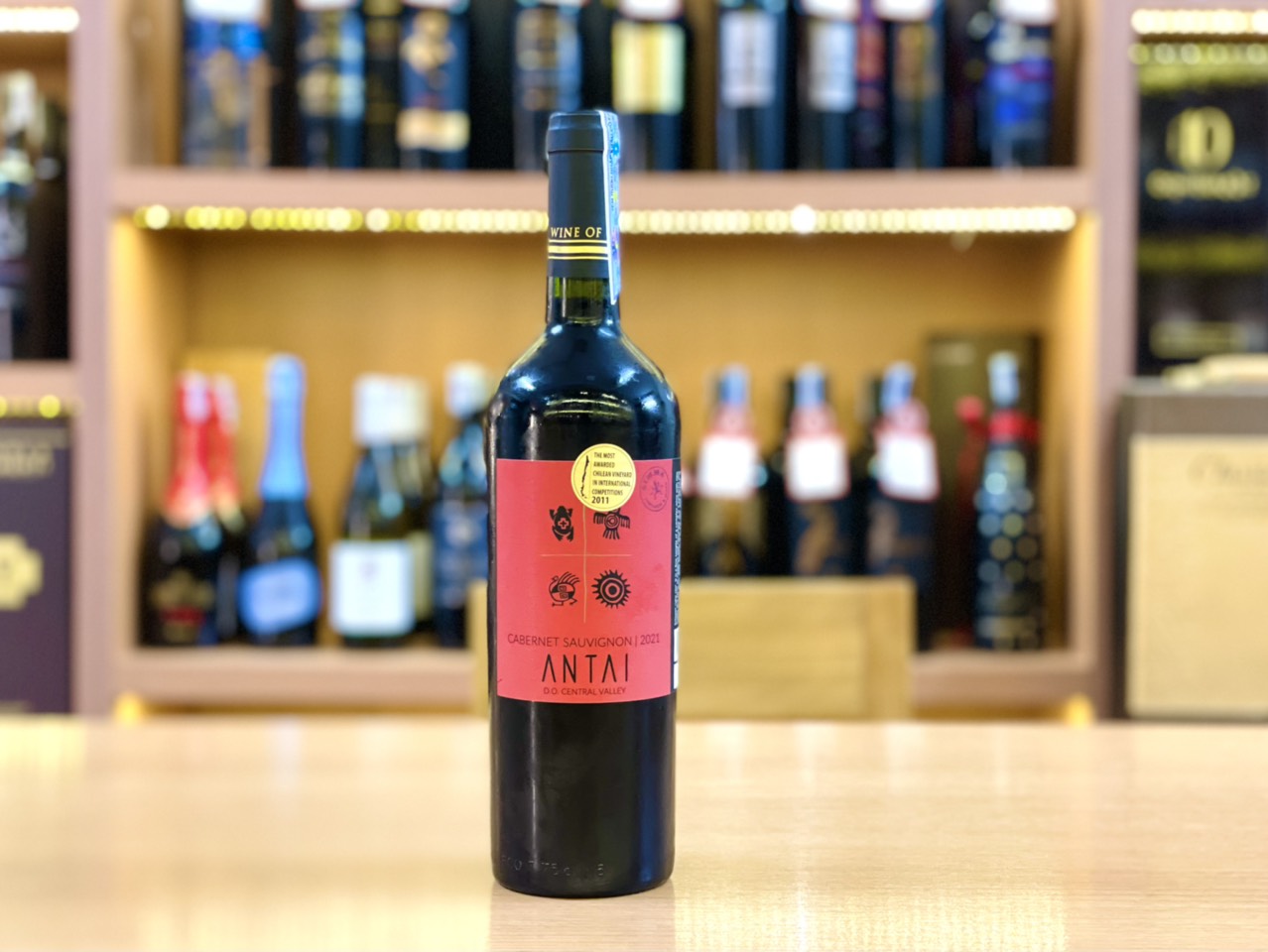 Rượu Vang Đỏ Chile ANTAI Cabernet Sauvignon có màu đỏ đậm ánh ruby khi ở trên ly. Hương thơm của đào chín, cam quýt và các loại quả chín