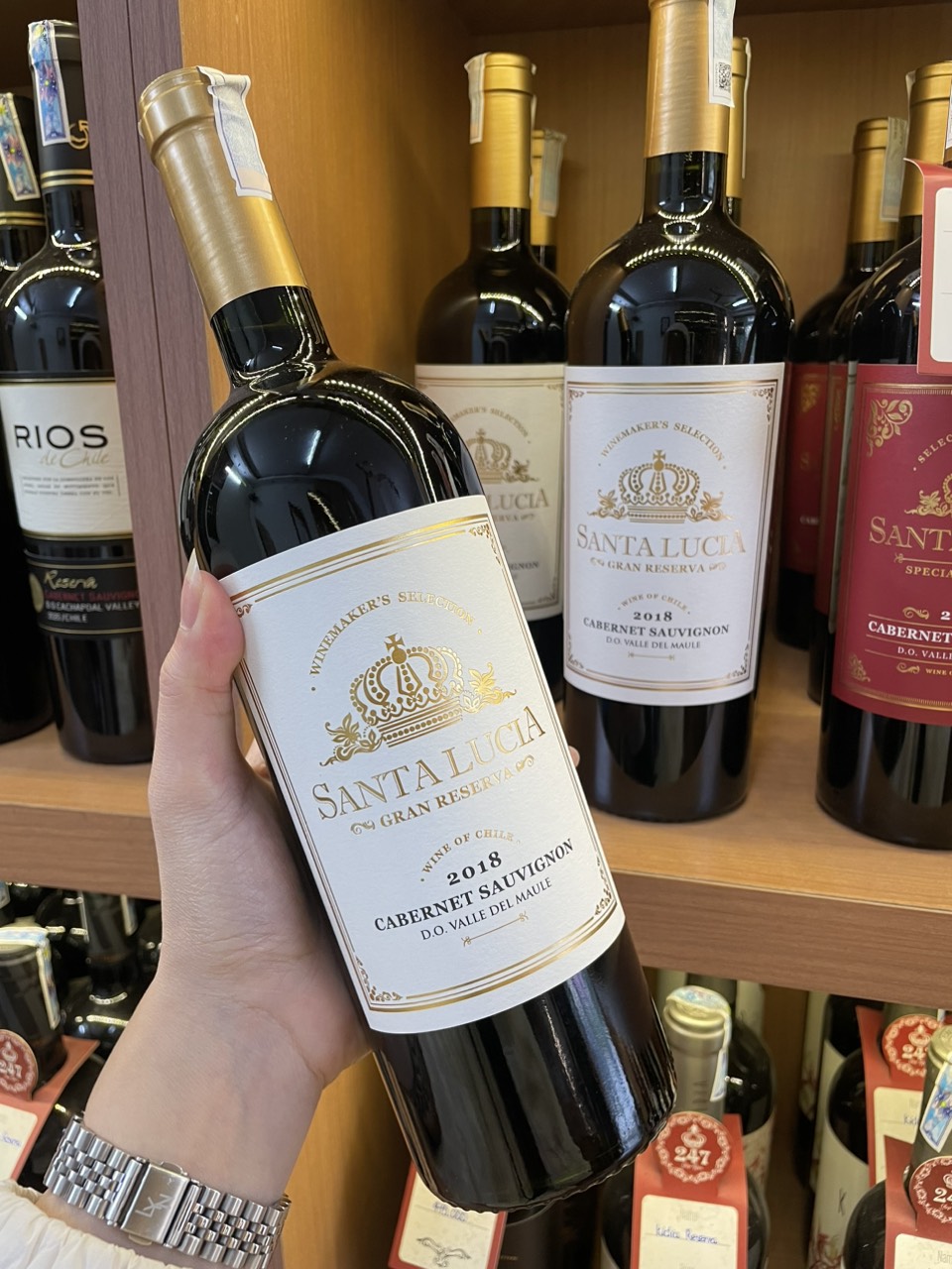 Rượu Vang Đỏ Santa Lucia Cabernet Sauvignon Gran Reserva được tạo nền bởi 100% giống nho Cabernet Sauvignon. Những trái nho làm rượu vang đỏ